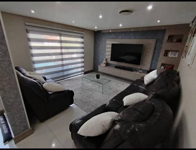 4 BEDROOM TOWNHOUSE FOR SALE IN IZINGA